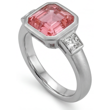 Afbeelding in Gallery-weergave laden, Verlovingsring met perziksaffier 2,9 karaat natuurlijke Asscher Padparadscha en witte baguette lunette drie stenen 14K goud