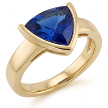 Afbeelding in Gallery-weergave laden, Blauwe Saffier Trillion Slijpvorm Edelsteen Ring in 14 Karaat Geelgoud – vooraanzicht