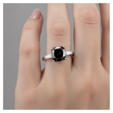 Afbeelding in Gallery-weergave laden, Driesteens Verlovingsring met donkere diamant, 3,6 karaat echte kussengeslepen zwarte diamant en baguette, 14K Witgoud