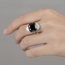 Afbeelding in Gallery-weergave laden, Zwarte diamant aanzoeksring 4,6 karaat natuurlijk kussenslijpsel halve maan driesteens 14k Witgoud