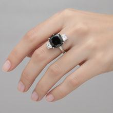 Afbeelding in Gallery-weergave laden, Donkere Diamant Verlovingsring 4,6 Karaat Echte Zwarte Kussenslijpsel Trapezium Drie Stenen 14K Witgoud