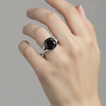 Afbeelding in Gallery-weergave laden, Zwarte diamanten ring, 3,2 karaat, echte kussenslijpvorm, pavé, kathedraal, 14k witgoud