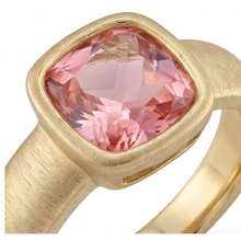 Afbeelding in Gallery-weergave laden, 4 karaat labgekweekte perzikkleurige padparadscha saffier solitairering met lunette, kussenslijpsel, 14k geelgoud