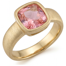 Afbeelding in Gallery-weergave laden, 4 karaat labgekweekte perzikkleurige padparadscha saffier solitairering met lunette, kussenslijpsel, 14k geelgoud