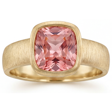 Afbeelding in Gallery-weergave laden, 4 karaat labgekweekte perzikkleurige padparadscha saffier solitairering met lunette, kussenslijpsel, 14k geelgoud