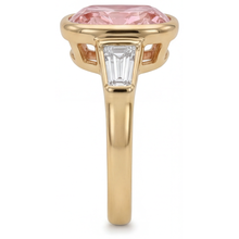 Afbeelding in Gallery-weergave laden, Perziksaffier 3,9 karaat natuurlijke kussengeslepen Padparadscha en witte baguette lunette ring met drie stenen in 14K geelgoud