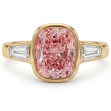 Afbeelding in Gallery-weergave laden, Perziksaffier 3,9 karaat natuurlijke kussengeslepen Padparadscha en witte baguette lunette ring met drie stenen in 14K geelgoud