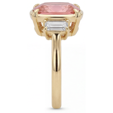 Afbeelding in Gallery-weergave laden, Padparadscha saffier en diamanten ring 3,4 karaat echte kussengeslepen witte baguette driesteens 14K geelgoud