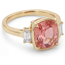 Afbeelding in Gallery-weergave laden, Padparadscha saffier en diamanten ring 3,4 karaat echte kussengeslepen witte baguette driesteens 14K geelgoud