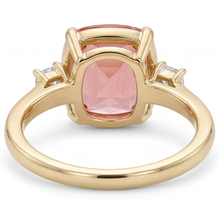 Afbeelding in Gallery-weergave laden, Padparadscha saffier en diamanten ring 3,4 karaat echte kussengeslepen witte baguette driesteens 14K geelgoud