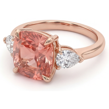 Afbeelding in Gallery-weergave laden, Padparadscha saffier verlovingsring 2,9 karaat natuurlijk kussengeslepen driesteens glad 14k roségoud