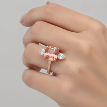 Afbeelding in Gallery-weergave laden, Padparadscha saffier verlovingsring 2,9 karaat natuurlijk kussengeslepen driesteens glad 14k roségoud