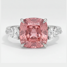 Afbeelding in Gallery-weergave laden, Padparadscha saffier ring 3,6 karaat natuurlijk kussengeslepen drie stenen platina