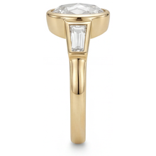 Afbeelding in Gallery-weergave laden, Diamant Drie-Steen Ring 2-karaat 14 Karaat Geelgoud – hoekaanzicht