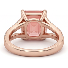 Afbeelding in Gallery-weergave laden, Verlovingsring met perzikkleurige saffier 4,3 karaat labgekweekt smaragdgeslepen padparadscha pavé 14K Roségoud