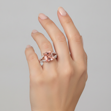 Afbeelding in Gallery-weergave laden, Verlovingsring met perzikkleurige saffier 4,3 karaat labgekweekt smaragdgeslepen padparadscha pavé 14K Roségoud