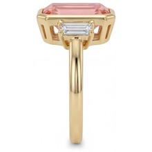 Afbeelding in Gallery-weergave laden, Laboratoriumgekweekte padparadscha saffier ring 4,6 karaat smaragdgeslepen en witte baguette lunette drie stenen 14K geelgoud