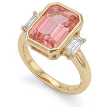 Afbeelding in Gallery-weergave laden, Laboratoriumgekweekte padparadscha saffier ring 4,6 karaat smaragdgeslepen en witte baguette lunette drie stenen 14K geelgoud