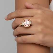 Afbeelding in Gallery-weergave laden, Laboratoriumgekweekte padparadscha saffier ring 4,6 karaat smaragdgeslepen en witte baguette lunette drie stenen 14K geelgoud