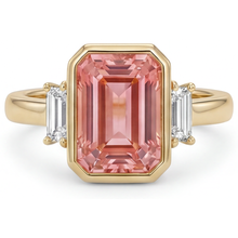 Afbeelding in Gallery-weergave laden, Laboratoriumgekweekte padparadscha saffier ring 4,6 karaat smaragdgeslepen en witte baguette lunette drie stenen 14K geelgoud