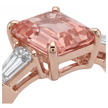 Afbeelding in Gallery-weergave laden, Perziksaffier ring 4,6 karaat labgekweekt smaragdgeslepen padparadscha en witte baguette drie stenen 14K Roségoud