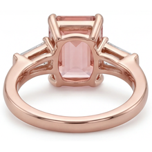 Afbeelding in Gallery-weergave laden, Perziksaffier ring 4,6 karaat labgekweekt smaragdgeslepen padparadscha en witte baguette drie stenen 14K Roségoud
