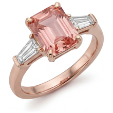 Afbeelding in Gallery-weergave laden, Perziksaffier ring 4,6 karaat labgekweekt smaragdgeslepen padparadscha en witte baguette drie stenen 14K Roségoud