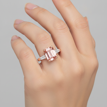 Afbeelding in Gallery-weergave laden, Perziksaffier ring 4,6 karaat labgekweekt smaragdgeslepen padparadscha en witte baguette drie stenen 14K Roségoud