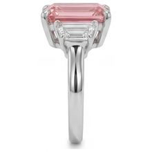 Afbeelding in Gallery-weergave laden, Gladde driesteensring van 14k goud met 4,6 karaat labgekweekte smaragdgeslepen perzikkleurige padparadschasaffier en witte trapeziumvormige stenen