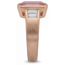 Afbeelding in Gallery-weergave laden, Oranje padparadscha-saffier ring 2,9 karaat echte smaragd en witte baguette lunette drie stenen 14k roségoud