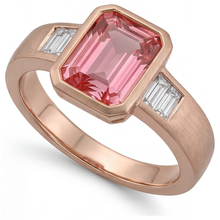 Afbeelding in Gallery-weergave laden, Oranje padparadscha-saffier ring 2,9 karaat echte smaragd en witte baguette lunette drie stenen 14k roségoud
