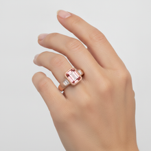 Afbeelding in Gallery-weergave laden, Oranje padparadscha-saffier ring 2,9 karaat echte smaragd en witte baguette lunette drie stenen 14k roségoud