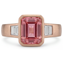Afbeelding in Gallery-weergave laden, Oranje padparadscha-saffier ring 2,9 karaat echte smaragd en witte baguette lunette drie stenen 14k roségoud