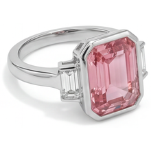 Afbeelding in Gallery-weergave laden, Padparadscha verlovingsring 3,9 karaat echte smaragdgeslepen saffier en witte baguette lunette driesteens 14k goud