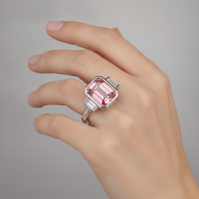 Afbeelding in Gallery-weergave laden, Padparadscha verlovingsring 3,9 karaat echte smaragdgeslepen saffier en witte baguette lunette driesteens 14k goud
