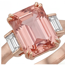 Afbeelding in Gallery-weergave laden, Ring met oranje padparadschasaffier van 3,9 karaat, echte smaragd en witte baguette, driesteens in 14k roségoud
