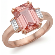 Afbeelding in Gallery-weergave laden, Ring met oranje padparadschasaffier van 3,9 karaat, echte smaragd en witte baguette, driesteens in 14k roségoud