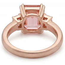 Afbeelding in Gallery-weergave laden, Ring met oranje padparadschasaffier van 3,9 karaat, echte smaragd en witte baguette, driesteens in 14k roségoud