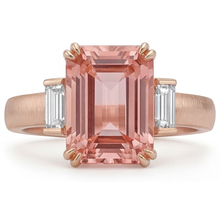 Afbeelding in Gallery-weergave laden, Ring met oranje padparadschasaffier van 3,9 karaat, echte smaragd en witte baguette, driesteens in 14k roségoud