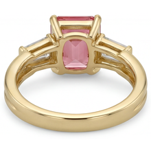 Afbeelding in Gallery-weergave laden, Ring met perziksaffier 2,9 karaat, echte smaragdgeslepen padparadscha en witte baguette, driesteens, 14K Geelgoud