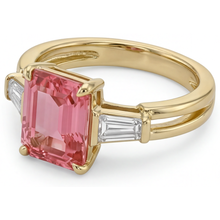 Afbeelding in Gallery-weergave laden, Ring met perziksaffier 2,9 karaat, echte smaragdgeslepen padparadscha en witte baguette, driesteens, 14K Geelgoud