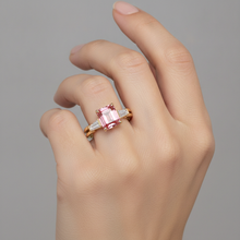 Afbeelding in Gallery-weergave laden, Ring met perziksaffier 2,9 karaat, echte smaragdgeslepen padparadscha en witte baguette, driesteens, 14K Geelgoud
