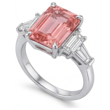 Afbeelding in Gallery-weergave laden, Padparadscha saffier verlovingsring 3,9 karaat echte smaragd en witte baguette driesteens kathedraal 14k goud