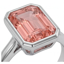Afbeelding in Gallery-weergave laden, Perzikkleurige saffier 2,5 karaat natuurlijke smaragdgeslepen padparadscha solitairering met lunette van 14k witgoud