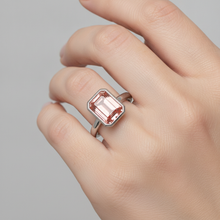 Afbeelding in Gallery-weergave laden, Perzikkleurige saffier 2,5 karaat natuurlijke smaragdgeslepen padparadscha solitairering met lunette van 14k witgoud