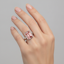 Afbeelding in Gallery-weergave laden, Perzikkleurige saffier 2,5 karaat natuurlijke smaragdgeslepen padparadscha Lunette solitairering 14K Witgoud