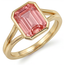 Afbeelding in Gallery-weergave laden, Ring van 14K geelgoud met natuurlijke padparadscha perziksaffier van 3 karaat, smaragdslijpsel, lunette en gespleten scheen