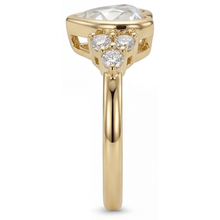Afbeelding in Gallery-weergave laden, Ambachtelijk Fijne Diamant Solitaire Ring met Accenten 1,75 karaat – hoekaanzicht