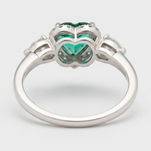Afbeelding in Gallery-weergave laden, Smaragdring 3,2 karaat echte hartvormige groene halo drie stenen platina