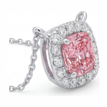 Afbeelding in Gallery-weergave laden, Roze diamanten collier met 3,75 karaat labgekweekte kussengeslepen halo-hanger in 14k witgoud